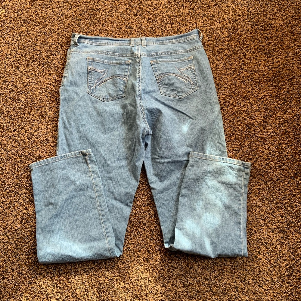 Gloria Vanderbilt stones on pockets jeans.